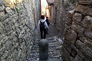 80 Salita dello Scorlazzone, gradinata, acciottolata, tra muri in pietra locale